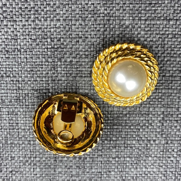 Vintage Gold Circle w/ Pearl Center Clip Ons - Picture 5 of 6